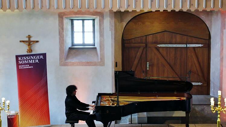Martin García García im historischen Ambiente in Maria Bildhausen.