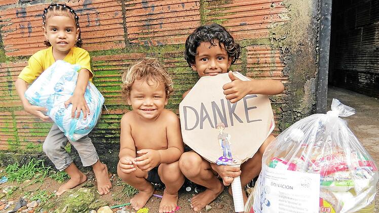 Danke sagen fröhliche Kinder einer Einrichtung in Kolumbien für die Unterstützung, die sie aus Deutschland erfahren.