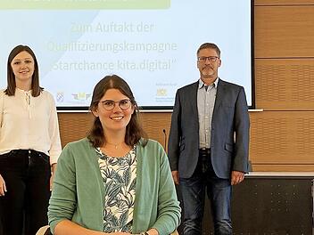 Melissa Fella (von links) und Peter Beutert (rechts) vom Amt für junge Menschen und Familien, Landratsamt Bad Kissingen, mit Vanessa Döll, Kitadigitalcoach, leiteten die Auftaktveranstaltung.