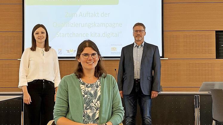 Melissa Fella (von links) und Peter Beutert (rechts) vom Amt für junge Menschen und Familien, Landratsamt Bad Kissingen, mit Vanessa Döll, Kitadigitalcoach, leiteten die Auftaktveranstaltung.