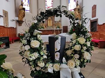 Nach dem Tod folgt unweigerlich die Beerdigung. Doch welche Fristen gelten hier?