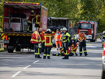 T&ouml;dliches &Uuml;berholman&ouml;ver auf B2: Wagen kollidiert mit Lastwagen und geht in Flammen auf