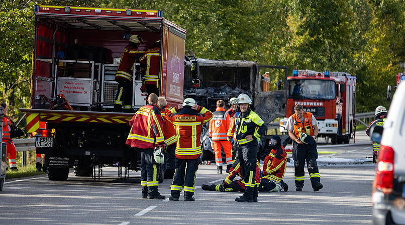 T&ouml;dliches &Uuml;berholman&ouml;ver auf B2: Wagen kollidiert mit Lastwagen und geht in Flammen auf
