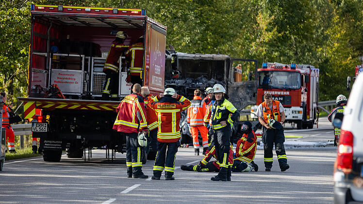 T&ouml;dliches &Uuml;berholman&ouml;ver auf B2: Wagen kollidiert mit Lastwagen und geht in Flammen auf