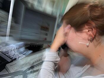 Stress am Arbeitsplatz gehört für viele Berufstätige zum Alltag: Mehr als jeder Vierte kommt im Job laut einer Forsa-Umfrage immer oder oft an die Grenzen seiner körperlichen und seelischen Belastbarkeit.  Foto: Oliver Berg/dpa
