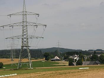 Der Marktleugaster Ortsteil Neuensorg (Bild) und die bisherige Stromtrasse. Foto: Matthias Beetz