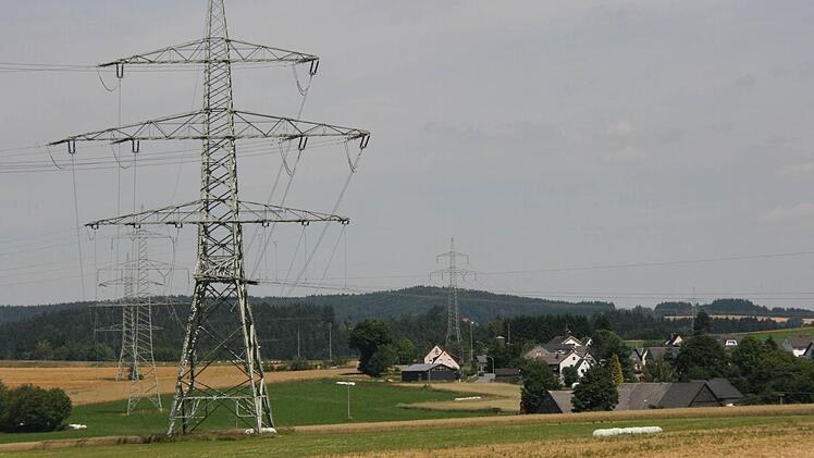 Der Marktleugaster Ortsteil Neuensorg (Bild) und die bisherige Stromtrasse. Foto: Matthias Beetz