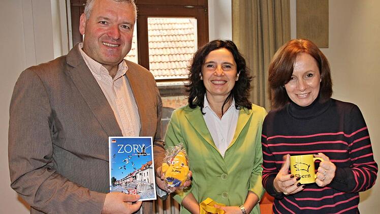 Austausch von Erinnerungsgeschenken zwischen Bürgermeister Jürgen Hennemann (links) und den Verantwortlichen der polnischen Austauschschüler Barbara Barglik und Barbara Perenc (von rechts). Foto: Helmut Will