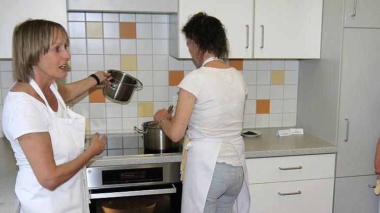 Marianne Rebelein und das Geheimnis einer gelungenen Sauce Hollandaise:; Bloß nicht zu heiß!  Foto: Berthold Köhler