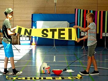 Ein riesiges Überraschungsei, das gleich ausgepackt wurde, läutete das Schulfest in Steinwiesen ein. Foto: Susanne Deuerling