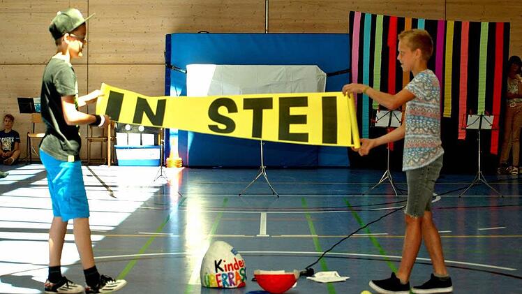 Ein riesiges Überraschungsei, das gleich ausgepackt wurde, läutete das Schulfest in Steinwiesen ein. Foto: Susanne Deuerling
