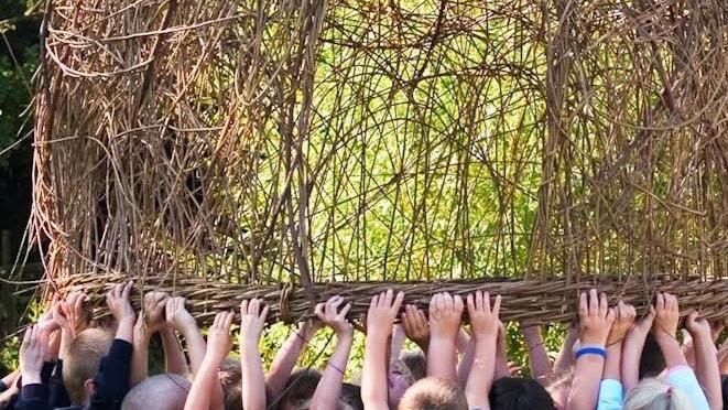 emeinschaftsgeist wird hier großgeschrieben: Das flechterische Projekt vor der Stadtpfarrkirche, dieses Mal konzipiert von Tim Johnson und Lore Wild, verspricht ein Hingucker zu werden. Wer mag, darf an den iglu-ähnlichen Bauten mitflechten.  Foto: Stadtmarketing Lichtenfels/privat