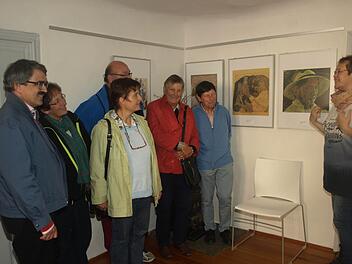 Eine Gruppe der Deutsch-Schwedischen Vereinigung München mit ihrem Vorsitzenden Frank Senftleben (links) besuchte das John-Bauer-Museum in Ebenhausen. Leiterin Tanja Brand (rechts) informierte über Leben und Wirken des schwedischen Künstlers.  Foto: Stefan Geiger