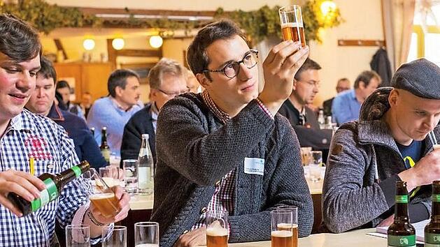 Karl-Ludwig Rieck von der M&auml;lzerei Weyermann, Dominik Maldoner von der Kundm&uuml;ller-Brauerei aus Weiher und Tobias Seidel von der Bamberger Kaiserdom-Brauerei verkosten mit neuen Hopfen gebraute Versuchsbiere. Foto: Markus Raupach