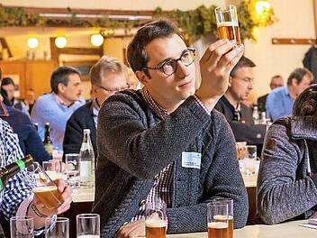 Karl-Ludwig Rieck von der Mälzerei Weyermann, Dominik Maldoner von der Kundmüller-Brauerei aus Weiher und Tobias Seidel von der Bamberger Kaiserdom-Brauerei verkosten mit neuen Hopfen gebraute Versuchsbiere. Foto: Markus Raupach