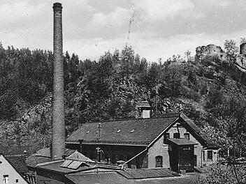 Stolz stand die Papiermühle, später die Papierfabrik, im Schatten der Ruine Nordeck, die 1525 zerstörte wurde. Dort fanden früher über 100 Menschen Arbeit und Brot. Heute ist das Gelände dem Verfall preisgegeben. Repro: Siegfried Sesselmann