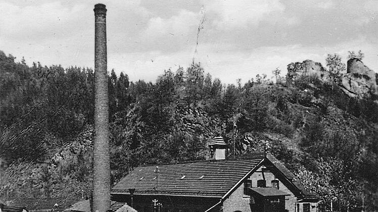 Stolz stand die Papiermühle, später die Papierfabrik, im Schatten der Ruine Nordeck, die 1525 zerstörte wurde. Dort fanden früher über 100 Menschen Arbeit und Brot. Heute ist das Gelände dem Verfall preisgegeben. Repro: Siegfried Sesselmann