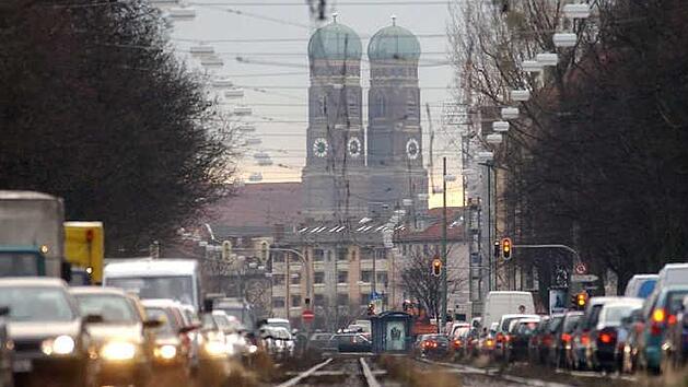 Weil sie abgelenkt war, wurde eine 15-Jährige am Donnerstag in München von einer Tram erfasst und mehrere Meter durch die Luft geschleudert. Die Polizei geht rigoros gegen eine Gafferin vor.  Symbolbild: dpa/lby