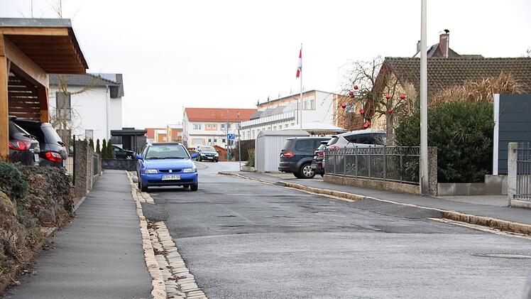 Straßen und Gehwege im "Oberdorf" sind erneuerungsbedürftig. Wie, darüber wird unter Bürgern und Gemeinderäten noch heftig diskutiert.  Foto: Andreas Dorsch