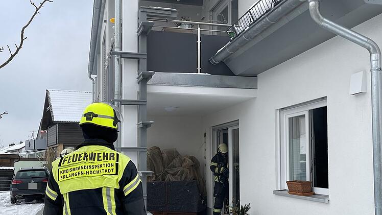 Herzogenaurach: Nachbarn verhindern Flammen-Inferno in Mehrfamilienhaus - "Einsatz unter schwerem Atemschutz"