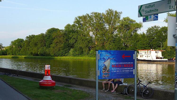 23 Kilometer sind es per Rad von Schweinfurt-Mitte (im Bild der Hafen Schweinfurt) nach Haßfurt-Mitte. Parallel zum beliebten Main-Radweg gibt es nun auch einen Main-Wasser-Wanderweg.