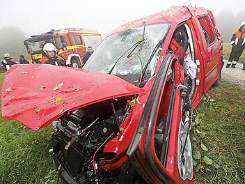 So sieht das Auto aus, nachdem es vom Plateau des Staffelberges gestürzt war und von der Feuerwehr aus dem Wald geborgen wurde. Die Fahrerin blieb, bis auf ein paar Kratzer, unverletzt. Fotos: News5/Herse