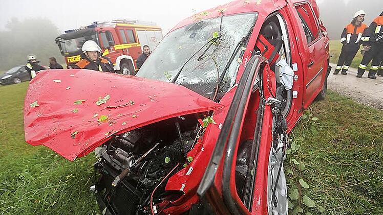 So sieht das Auto aus, nachdem es vom Plateau des Staffelberges gestürzt war und von der Feuerwehr aus dem Wald geborgen wurde. Die Fahrerin blieb, bis auf ein paar Kratzer, unverletzt. Fotos: News5/Herse