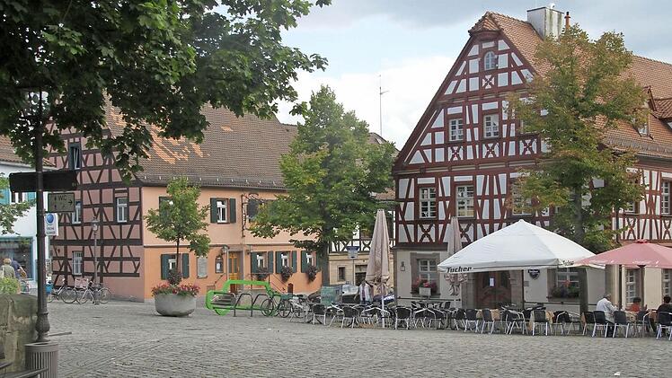 Der Marktplatz wird auch heute noch durch die Fachwerkhäuser geprägt, nur die Autos sind verschwunden.  Foto: Michael Busch