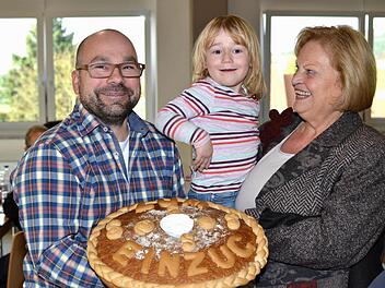 Bäckermeister Jochen Schäfer und Tochter Elisa übergaben ein schmackhaftes Geschenk an Bauherrin Ursula Dechant. Foto: Dieter Radziej
