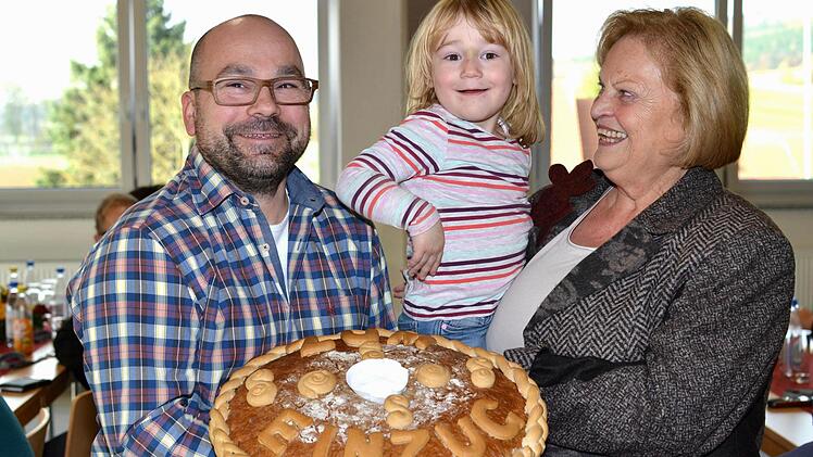 Bäckermeister Jochen Schäfer und Tochter Elisa übergaben ein schmackhaftes Geschenk an Bauherrin Ursula Dechant. Foto: Dieter Radziej