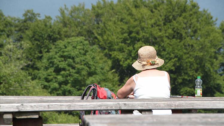 Impressionen: Eine Wanderin am Würzburger Haus (Schwarze Berge). Foto: Ulrike Müller