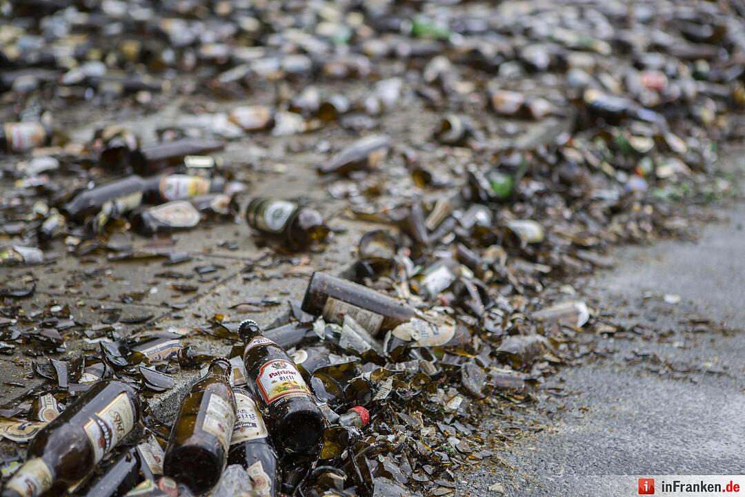 Nürnberg: Getränkelaster verliert in Kurve mehrere Bierkisten