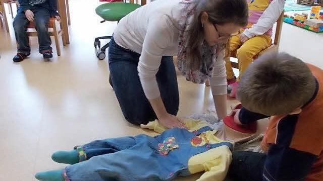 Auch an einer Puppe übte der Gerodaer Nachwuchs, was bei Verletzungen zu tun ist. Foto: Kindergarten