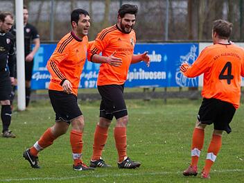 82-mal hatten die Spieler des ASV Kleintettau in der abgelaufenen Saison Grund zum Jubeln, in dieser Szene beim Führungstreffer von Henrik Wilke (Mitte) beim 3:1-Sieg in Kronach. Foto: Archiv/Heinrich Weiß