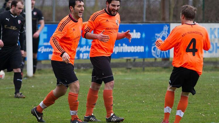 82-mal hatten die Spieler des ASV Kleintettau in der abgelaufenen Saison Grund zum Jubeln, in dieser Szene beim Führungstreffer von Henrik Wilke (Mitte) beim 3:1-Sieg in Kronach. Foto: Archiv/Heinrich Weiß