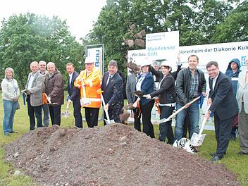 Lokalpolitiker und Projekt-Verantwortliche nahmen den Spatenstich für das Mainleuser Seniorenheim vor. Foto: Jürgen Gärtner