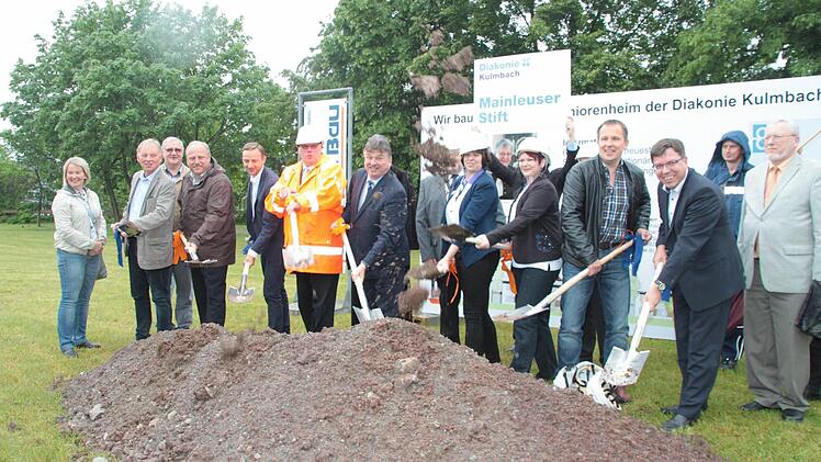Lokalpolitiker und Projekt-Verantwortliche nahmen den Spatenstich für das Mainleuser Seniorenheim vor. Foto: Jürgen Gärtner