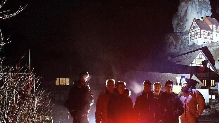 Museumsleiter Rainer Hofmann, Andreas Weber und freiwillige Helfer trotzten der Kälte und ließen Gebäude und Felsen erstrahlen.