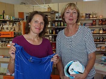 Monika Mützel und Annemarie Fell werben für faire Produkte. Foto: Arkadius Guzy