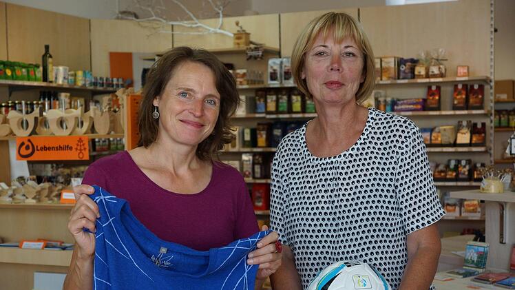Monika Mützel und Annemarie Fell werben für faire Produkte. Foto: Arkadius Guzy