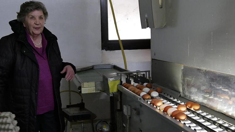 Ehrenkreisbäuerin Hilde Scheler hat immer zu tun. Auf dem Hof gibt es noch Hühner und die müssen versorgt werden. Foto: Manja von Nida