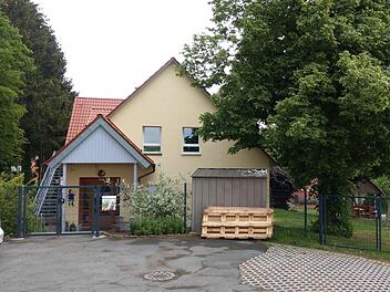 Der Eingangsbereich des Heilgersdorfer Kindergartens heute. Hier soll der Anbau entstehen. Foto: Simone Bastian
