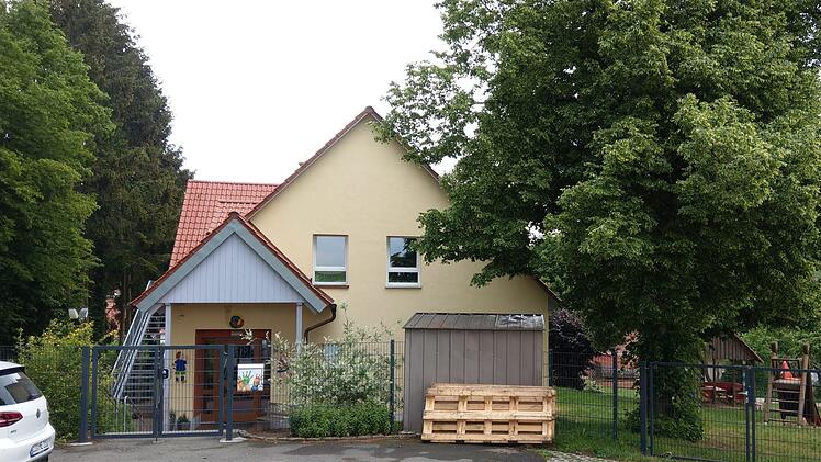 Der Eingangsbereich des Heilgersdorfer Kindergartens heute. Hier soll der Anbau entstehen. Foto: Simone Bastian