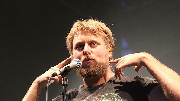 Leadsänger und Trompeter Stefan Dettl hatte das Publikum im Staatsbad mit LaBrassBanda mühelos im Griff. Foto Sebastian Schmitt