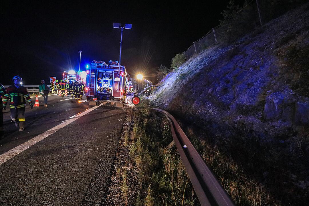 Gegen Felswand gekracht und aus Fahrzeug geschleudert