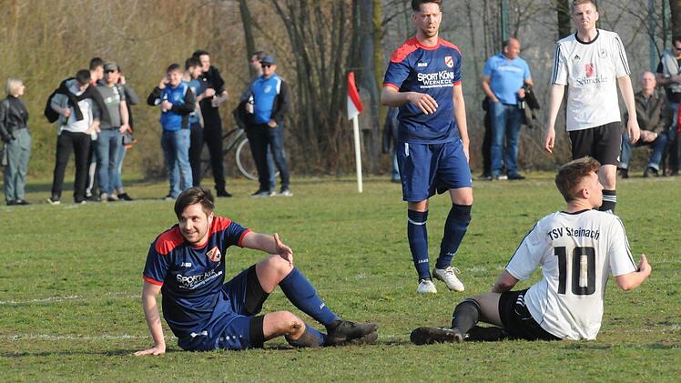 Szene aus dem Spiel des TSV Rannungen (in blau) gegen den TSV Steinach (2:0).ssp