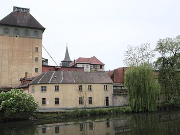 Die Mainecker Malzfabrik ist für viele ein Schandfleck. Im Rahmen einer Dorferneuerung soll er beseitigt werden. Denkbar wäre, das Gebäude in eine Wohnanlage zu verwandeln, aber auch ein Abriss mit anschließender Gestaltung des Areals.  Foto: Stephan Stöckel