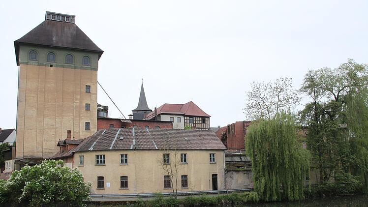 Die Mainecker Malzfabrik ist für viele ein Schandfleck. Im Rahmen einer Dorferneuerung soll er beseitigt werden. Denkbar wäre, das Gebäude in eine Wohnanlage zu verwandeln, aber auch ein Abriss mit anschließender Gestaltung des Areals.  Foto: Stephan Stöckel