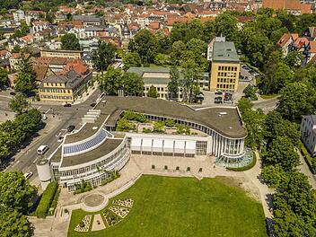Das Kongresshaus Rosengarten von oben: Eigentlich habe es eher die Funktion einer Stadthalle mit Tagungsräumen als die eines Kongresszentrums, sagt seine Leiterin Karin Schlecht. Foto: Rainer Brabec/contactdesign