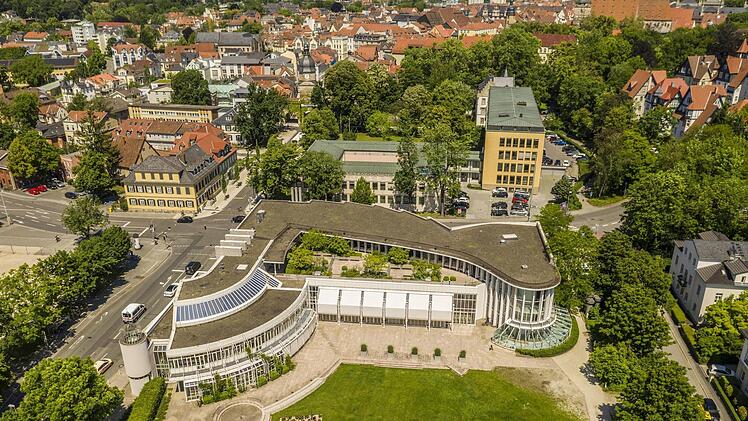 Das Kongresshaus Rosengarten von oben: Eigentlich habe es eher die Funktion einer Stadthalle mit Tagungsräumen als die eines Kongresszentrums, sagt seine Leiterin Karin Schlecht. Foto: Rainer Brabec/contactdesign